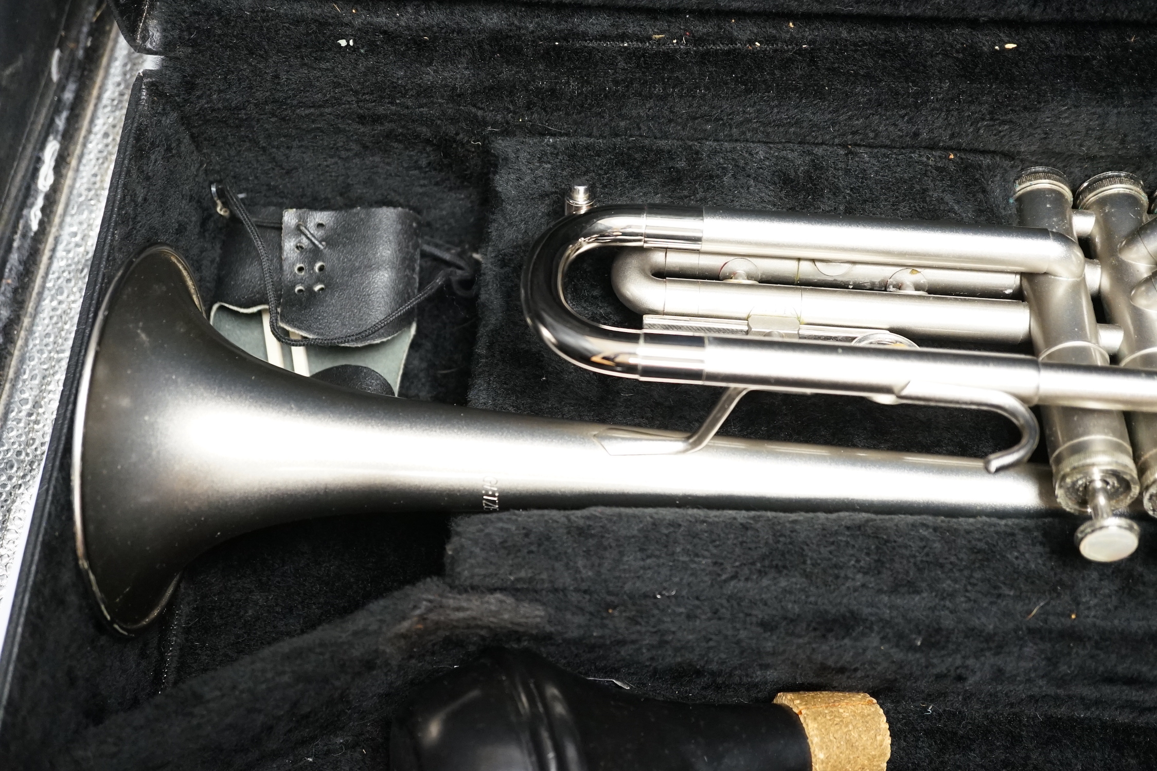 A cased 1980s Getzen trumpet, matt chrome finish, serial number K129186, with mouthpiece and Denis Wick mute